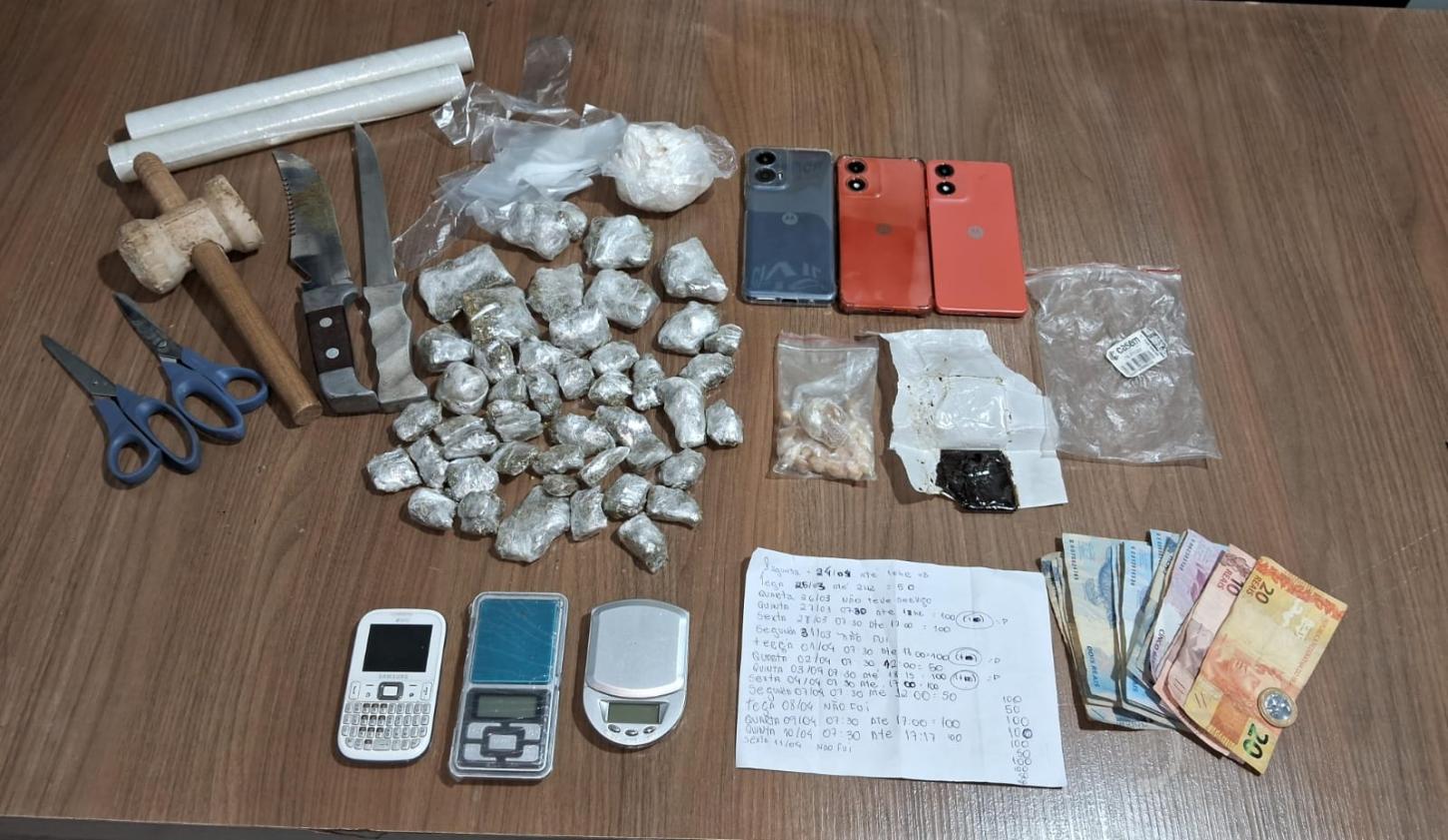 Casal é flagrado pela Polícia Militar com drogas no Luiza; homem foi preso