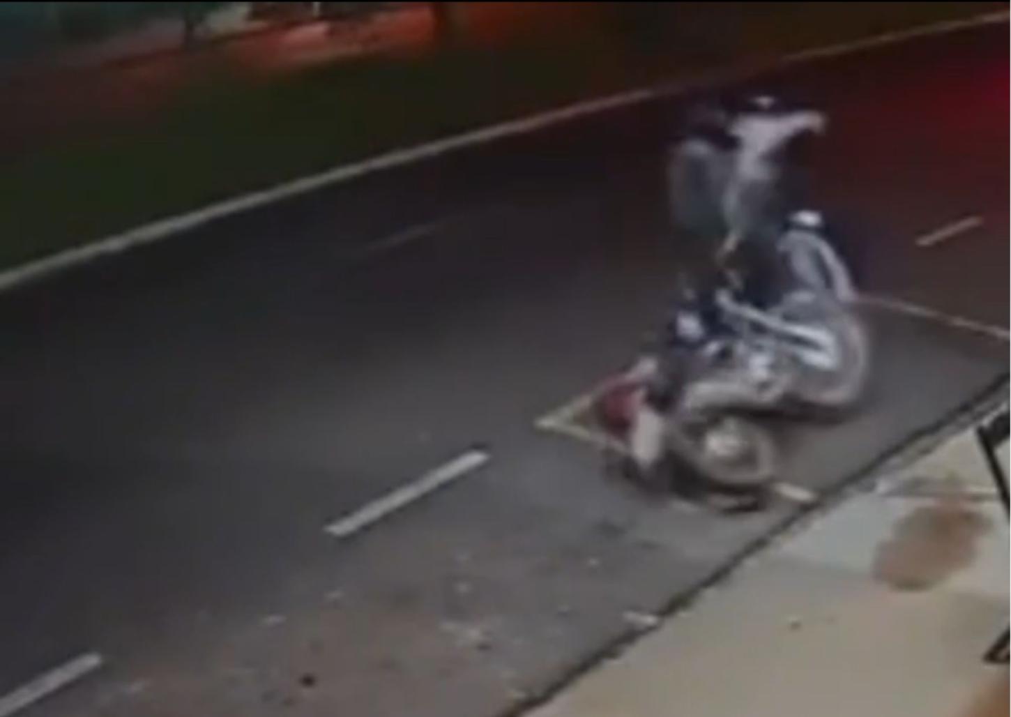Ciclista bate em moto estacionada na avenida Chafic Facury