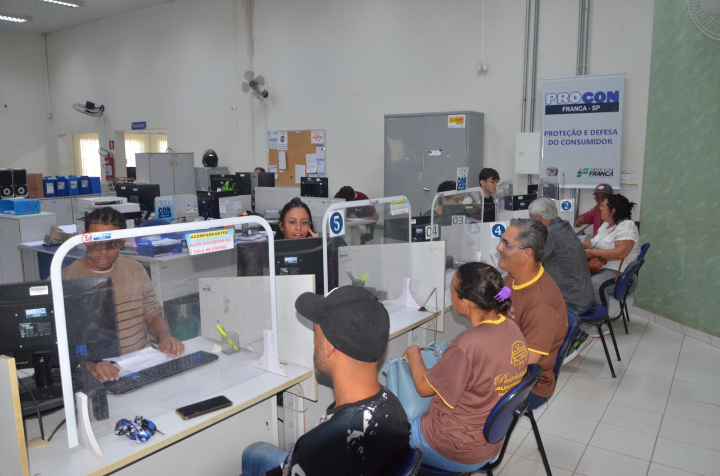Cobranças indevidas lideram ranking de reclamações no Procon de Franca