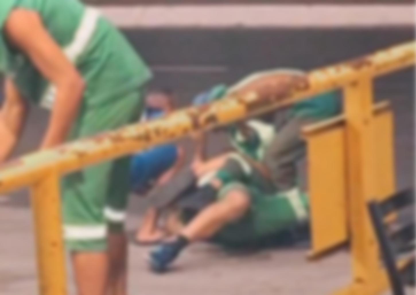 Coletores de lixo transformam pátio de posto e avenida em ringue