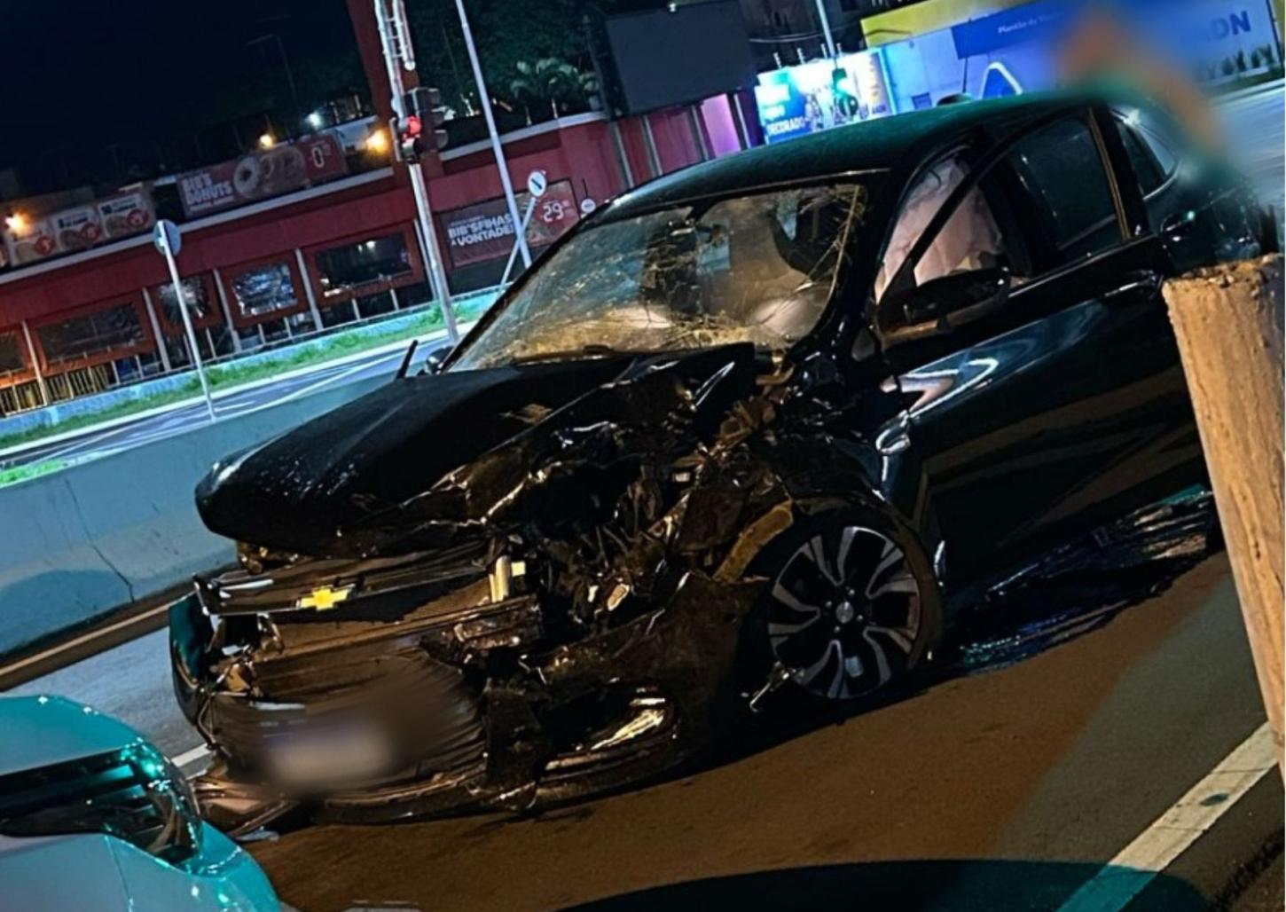 Motorista passa no sinal vermelho e causa grave acidente