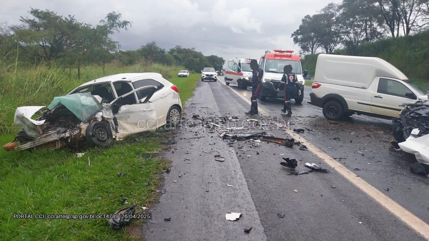 Colisão entre três veículos deixa duas pessoas gravemente feridas