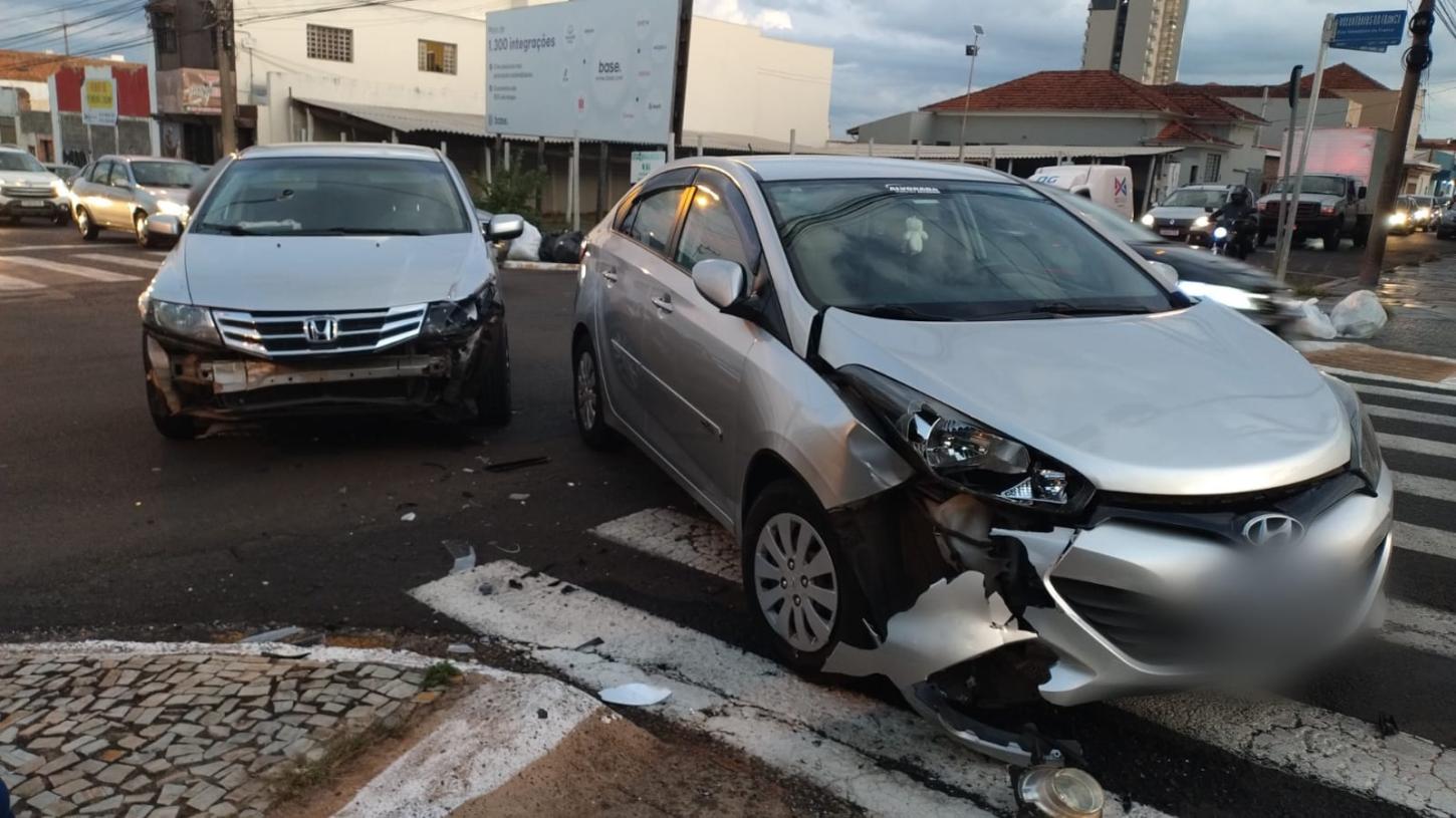 Colisão entre veículos deixa duas pessoas feridas na Estação