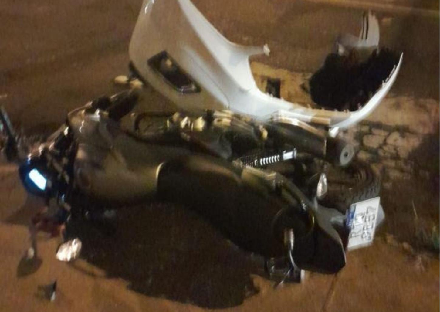 Foragido tenta fugir da PM, bate em viatura, fica ferido e acaba preso