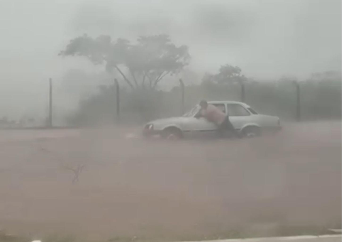 Fortes chuvas causam pontos de alagamento e deixam veículo ilhado