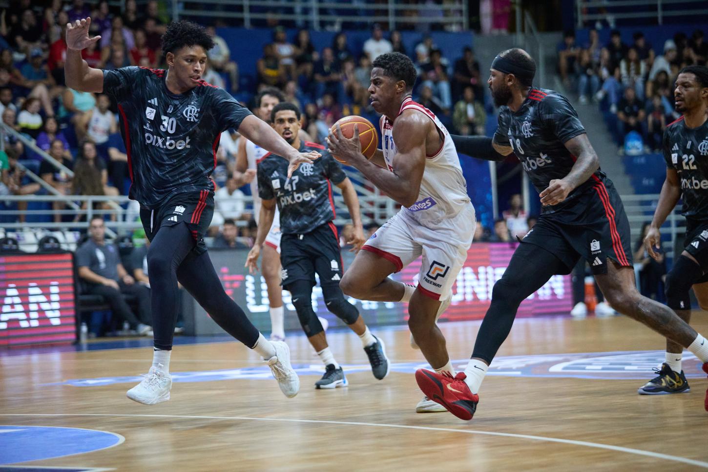 Franca vence o Flamengo no Pedrocão e chega a 14° vitória seguida no NBB