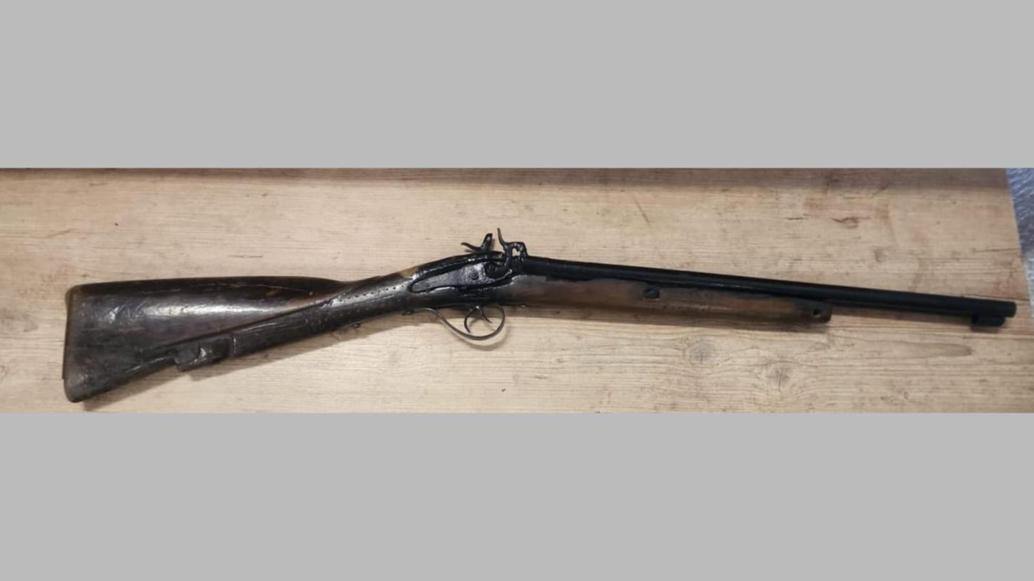 Homem é detido pela PM com espingarda calibre 22 dentro de veículo