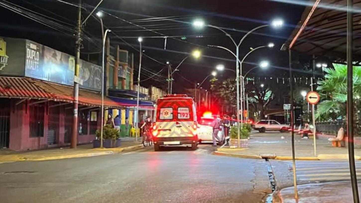 Homem é esfaqueado em praça e acusado é detido por populares