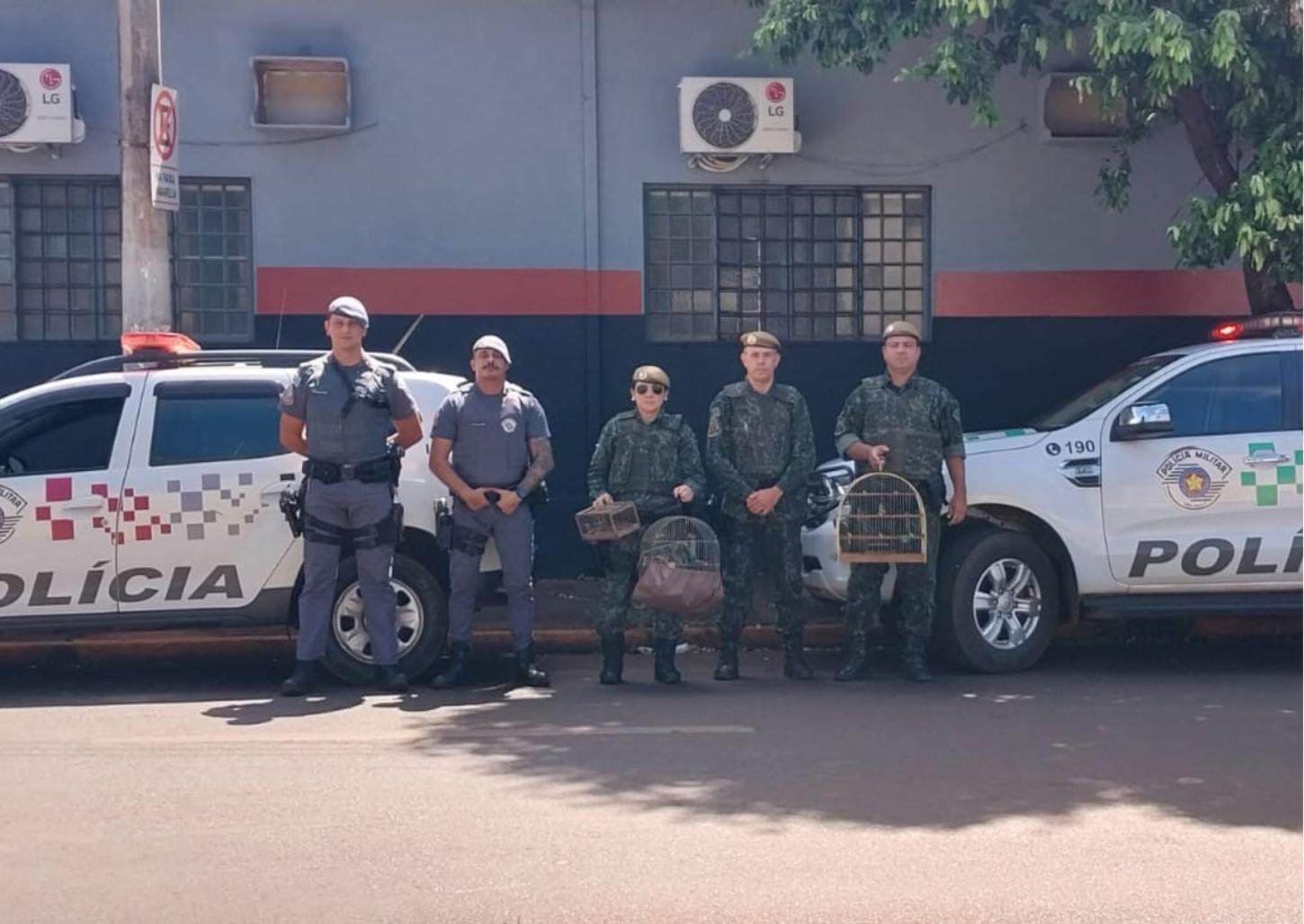 Homem é multado em R$1 mil por manter aves nativas em cativeiro