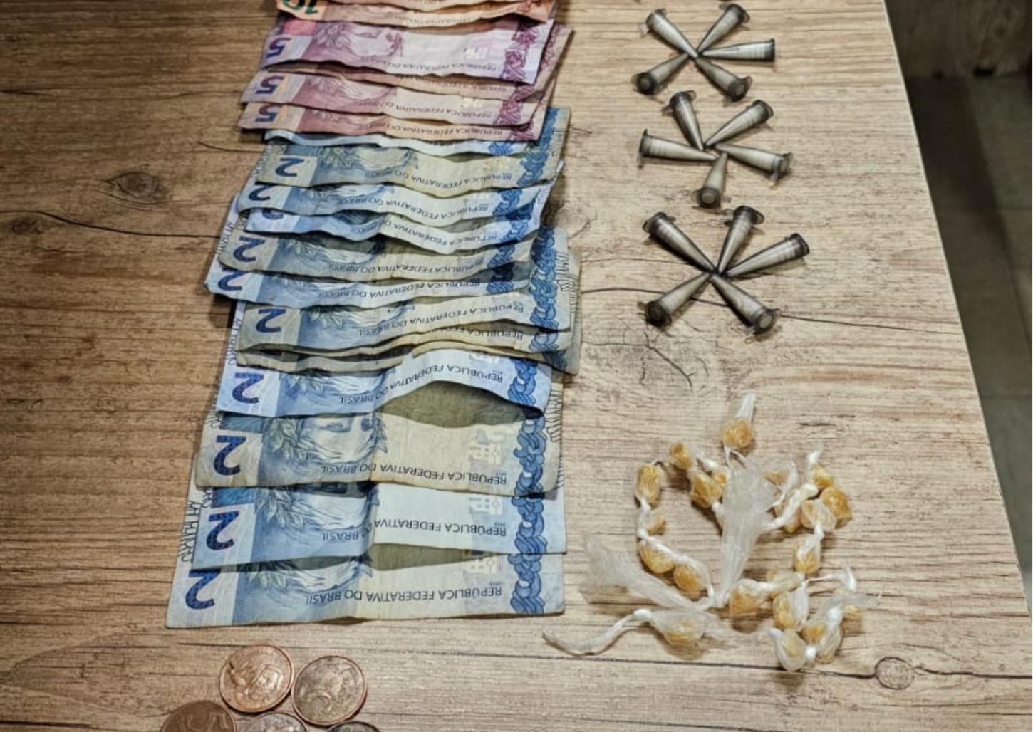 PM prende traficante que vendia crack e cocaína em imóvel abandonado