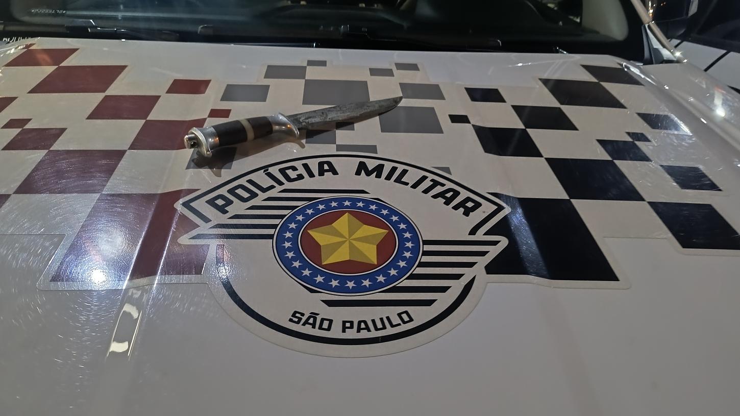 Homem passa faca no rosto da mulher e acaba preso pela Polícia Militar