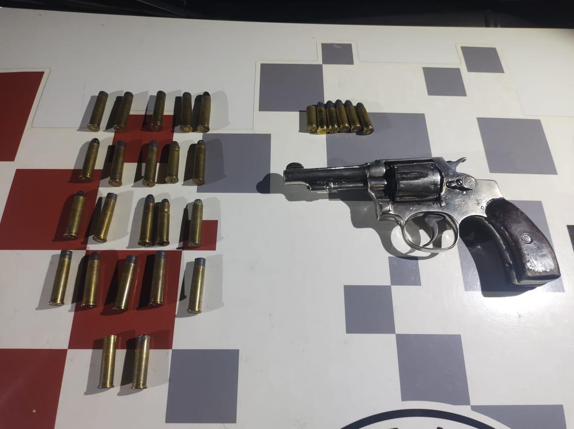 Homem tenta fugir da PM com revólver municiado, mas acaba preso