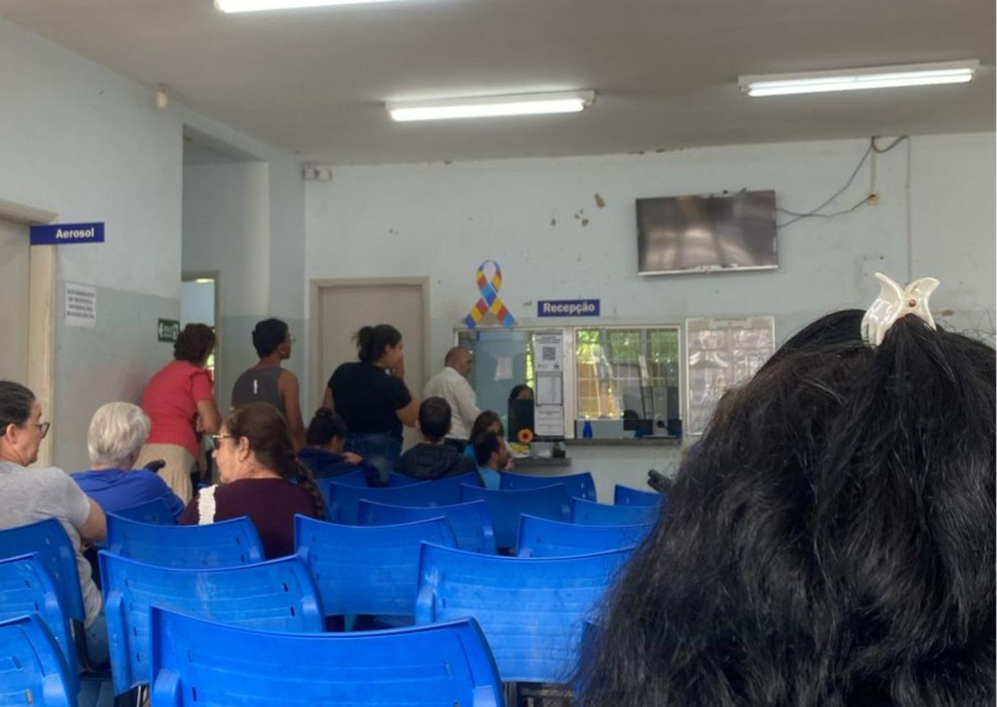 Idosos enfrentam longa espera por atendimento na UBS do Horto
