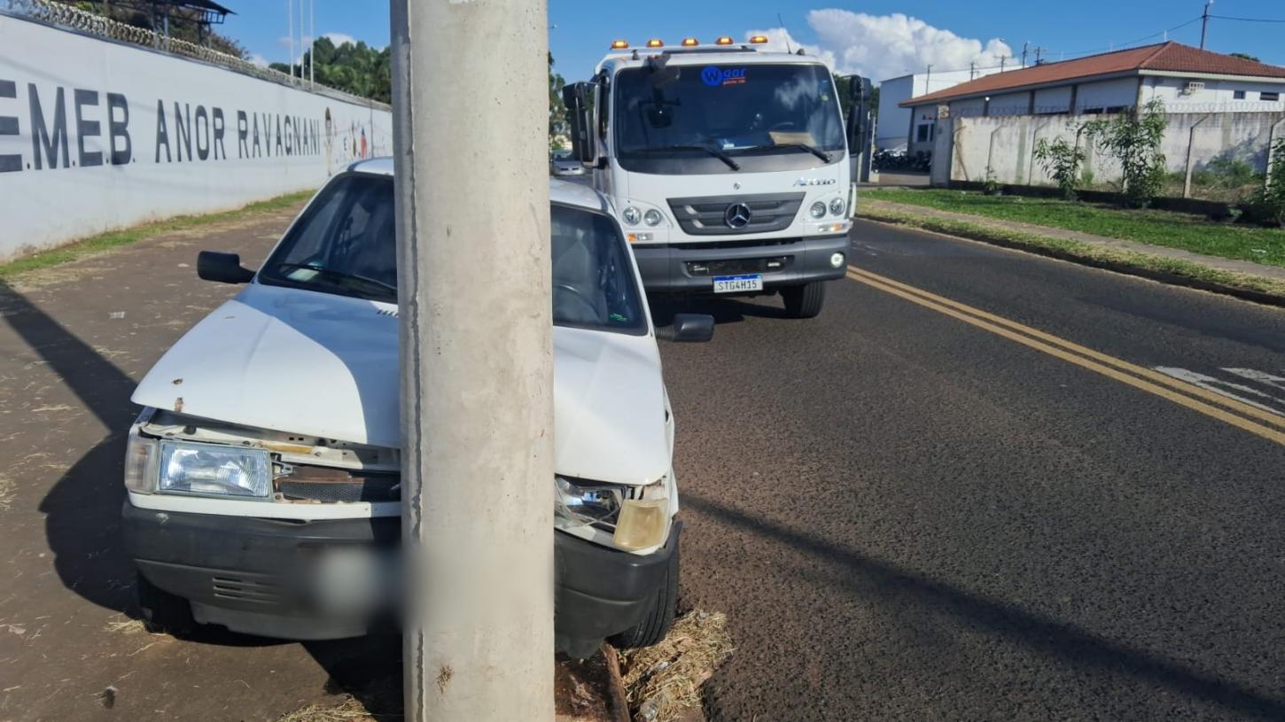 Mulher sobe na calçada e bate carro em poste no Parque das Esmeraldas