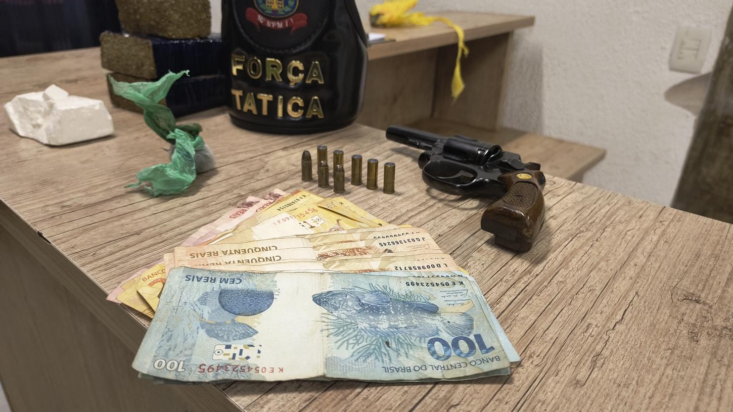 Traficante é preso pela Força Tática com drogas e revólver no Leporace
