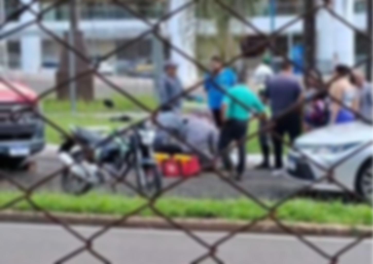 Motociclista fica ferida em acidente na avenida Miguel Sábio de Mello