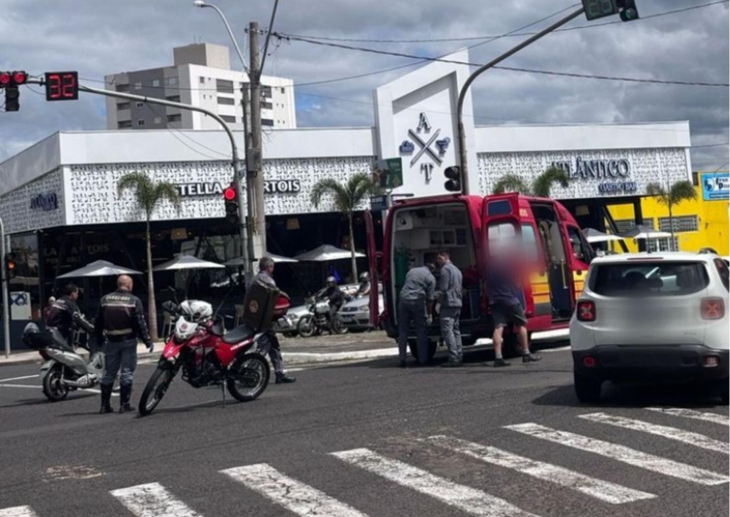 Motociclista fica ferido em acidente na avenida Champagnat