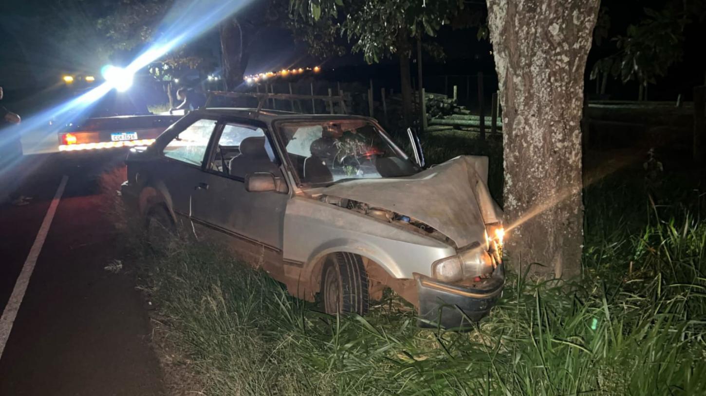 Homem bate carro em árvore e fica ferido em Cristais Paulista