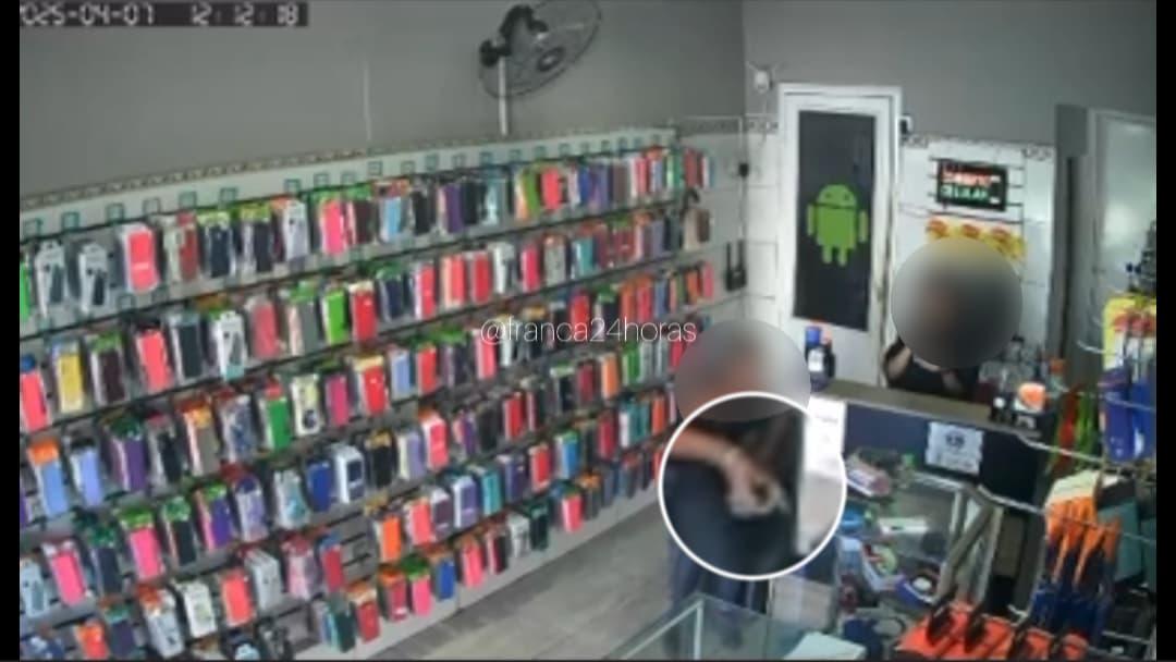 Mulher que pegou R$6 mil de idoso em loja é localizada