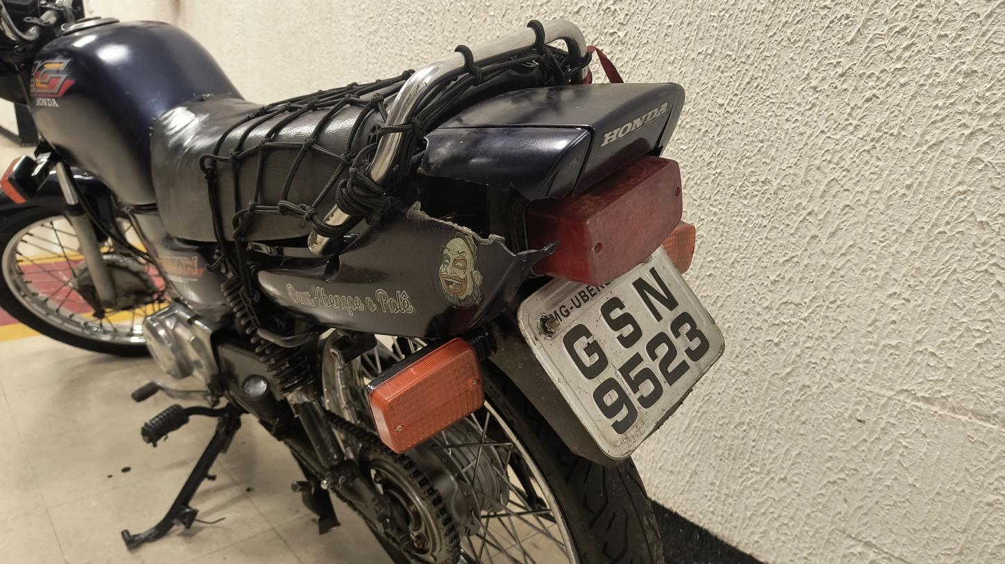 Homem tenta fugir da polícia pilotando moto com placa caseira, mas é detido