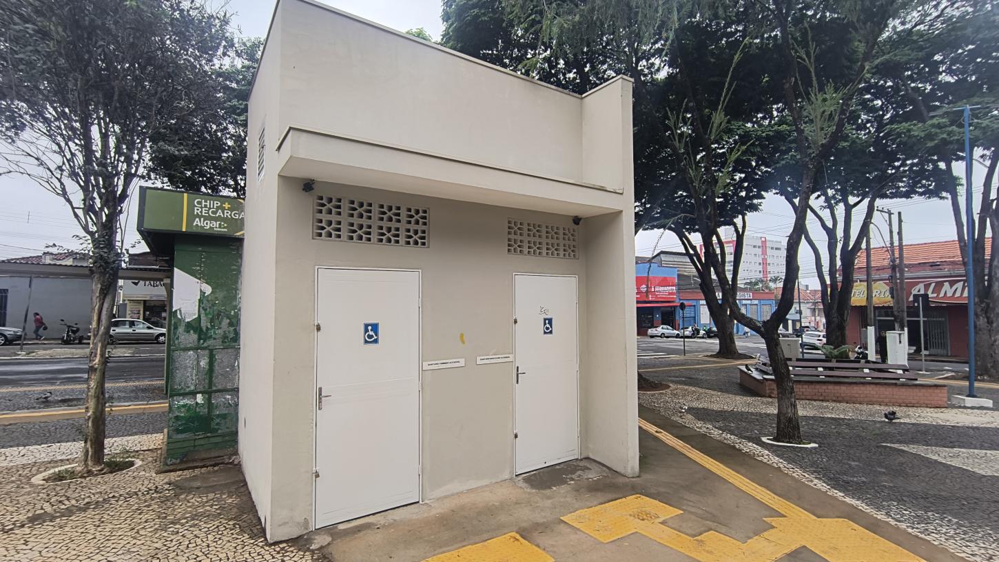 Banheiros construídos pela prefeitura na praça da Estação estão fechados