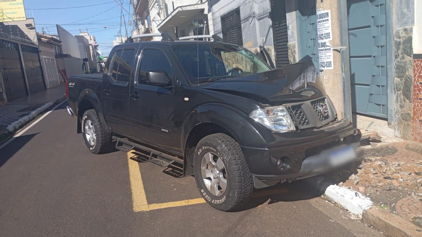 Homem bate caminhonete em poste na rua Monsenhor Rosa