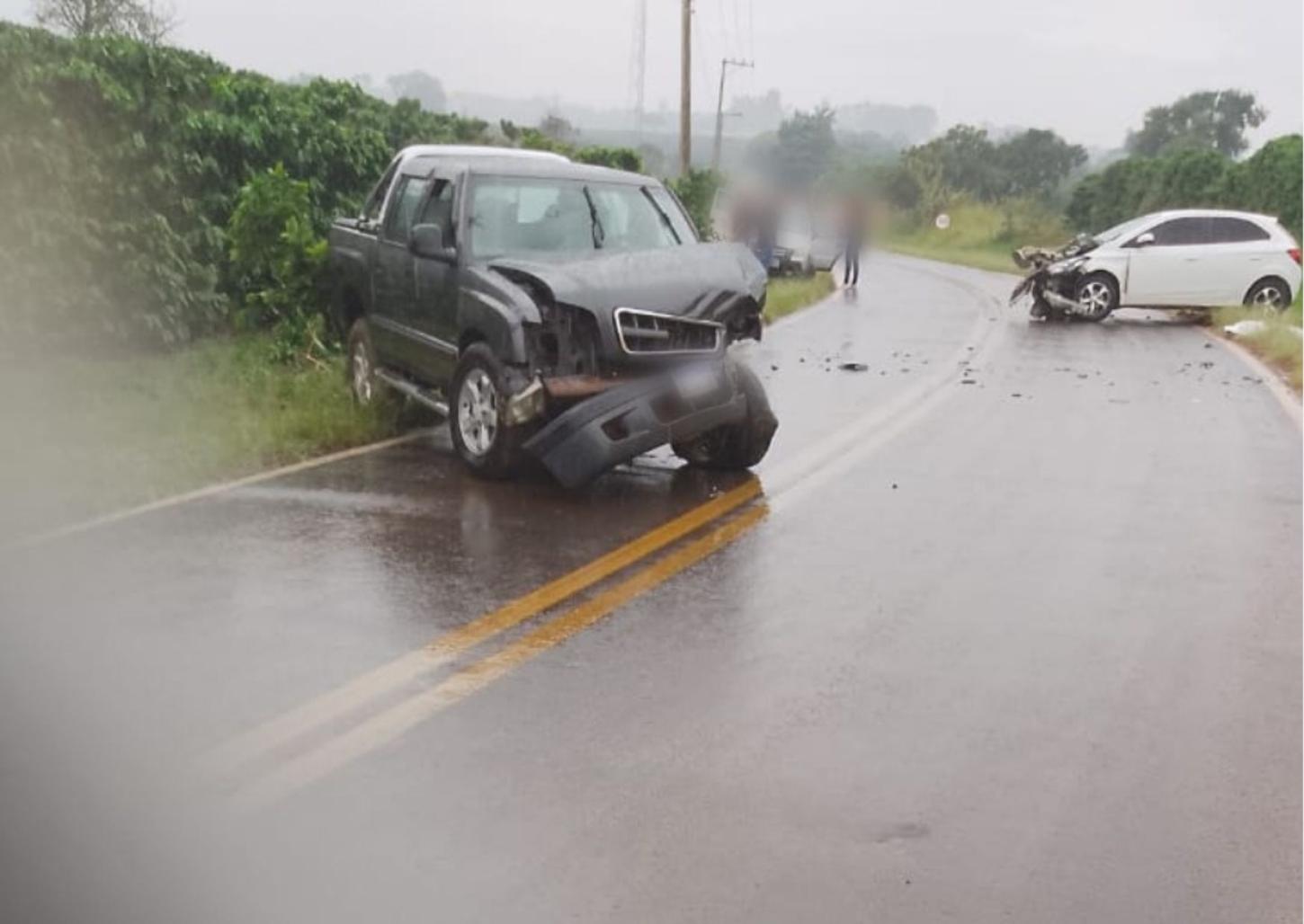Colisão frontal deixa trânsito lento na rodovia Nelson Nogueira
