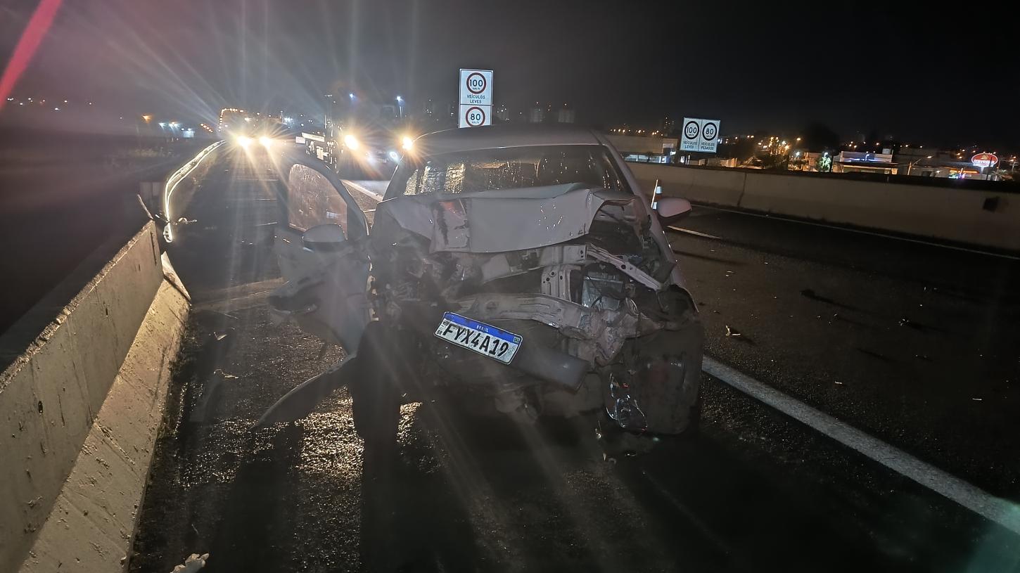 Motorista de aplicativo bate carro em carreta; passageiro ficou ferido