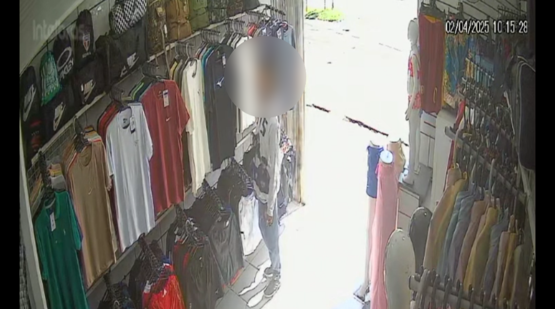 Homem é flagrado furtando camiseta em loja do Jardim Redentor
