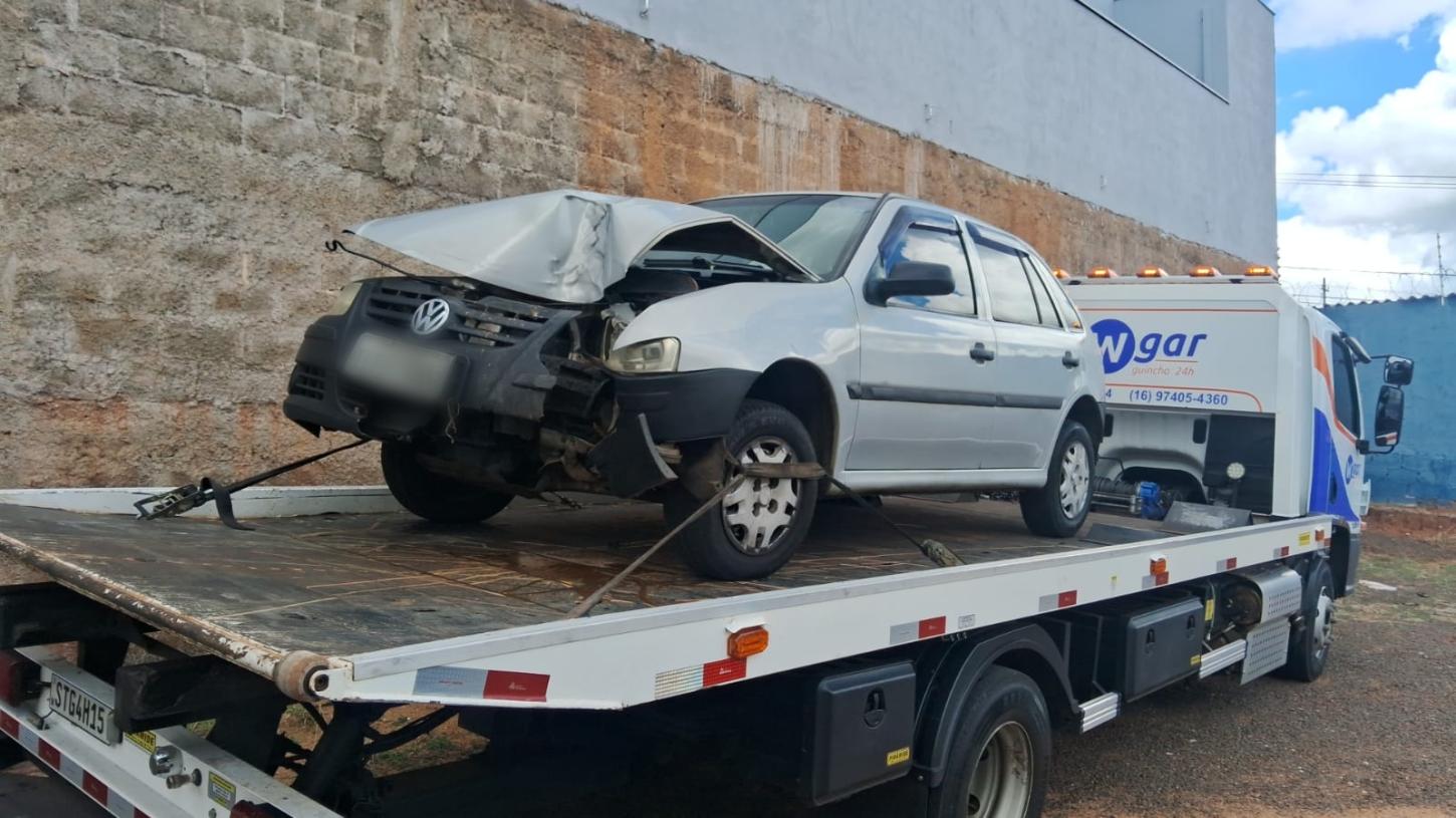 Homem sobe em calçada e bate carro em árvore na Vila Scarabucci