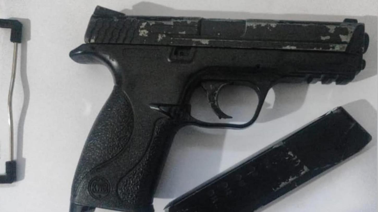 Polícia localiza réplica de arma de fogo com aluno de escola municipal