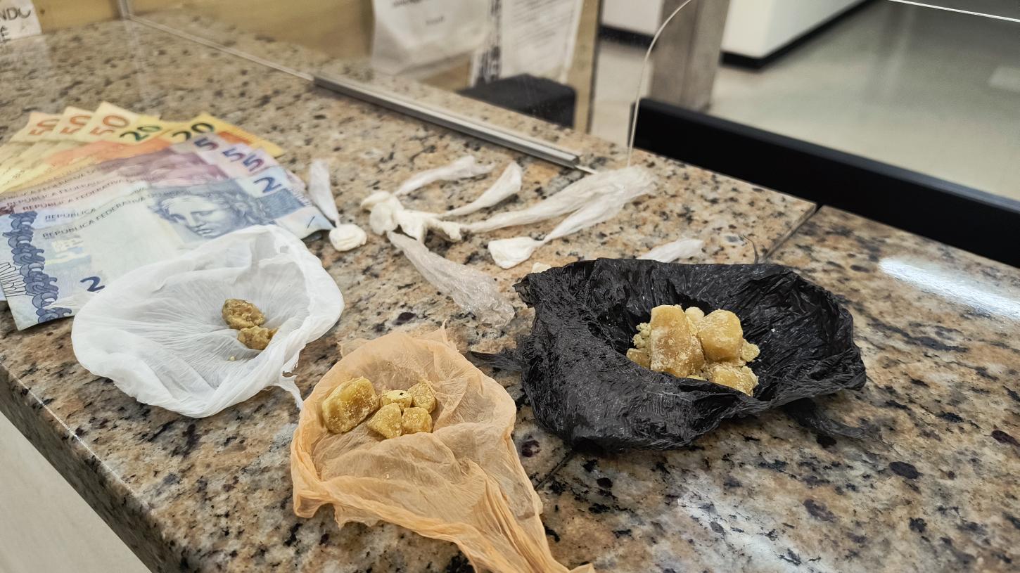 Polícia Militar prende traficante e captura mulher foragida da justiça