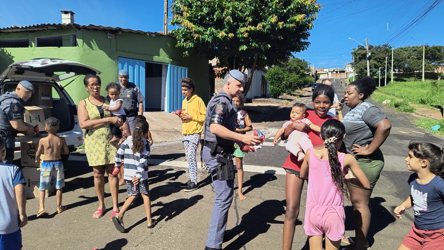 Policiais militares entregam ovos de páscoa para crianças em Franca