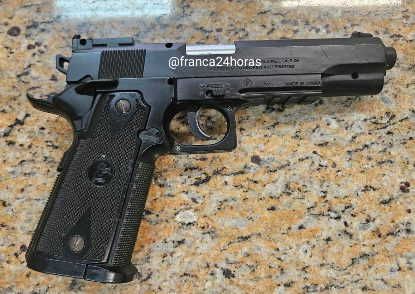 Policiais militares flagram homem com simulacro na cintura na Chico Júlio