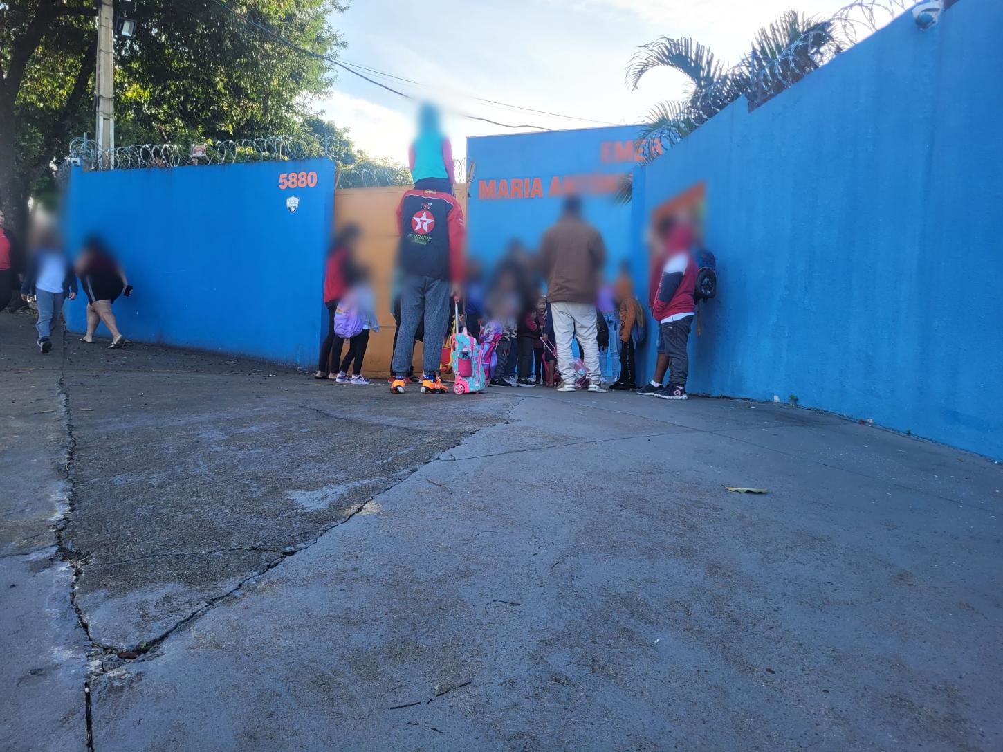 Servidores entram em greve; pais de alunos levam filhos para casa