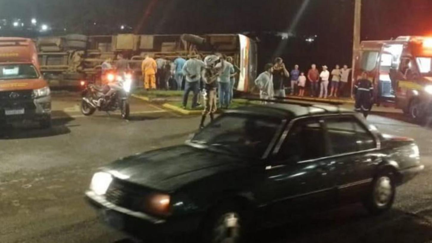 Ônibus tomba após colisão e deixa trabalhadores feridos