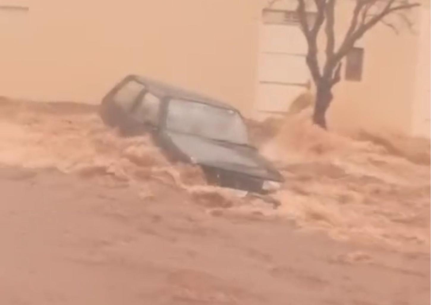 Veículos são arrastados pela enxurrada durante temporal em Igarapava