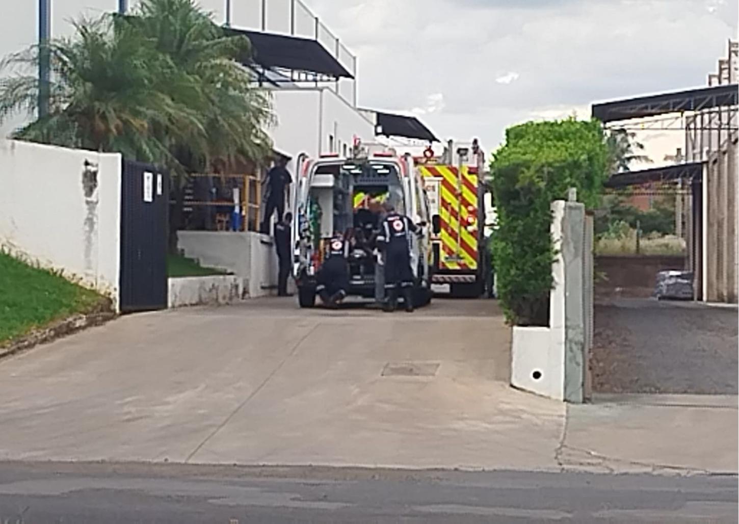 Viga de madeira cai na cabeça de homem no Distrito Industrial