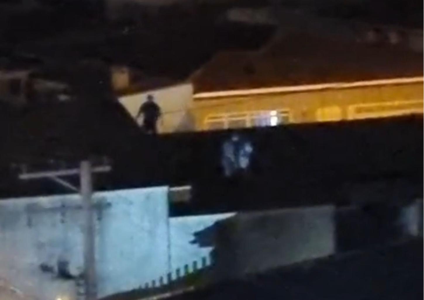 Bandidos invadem residência, tentam fugir pelo telhado, mas são detidos