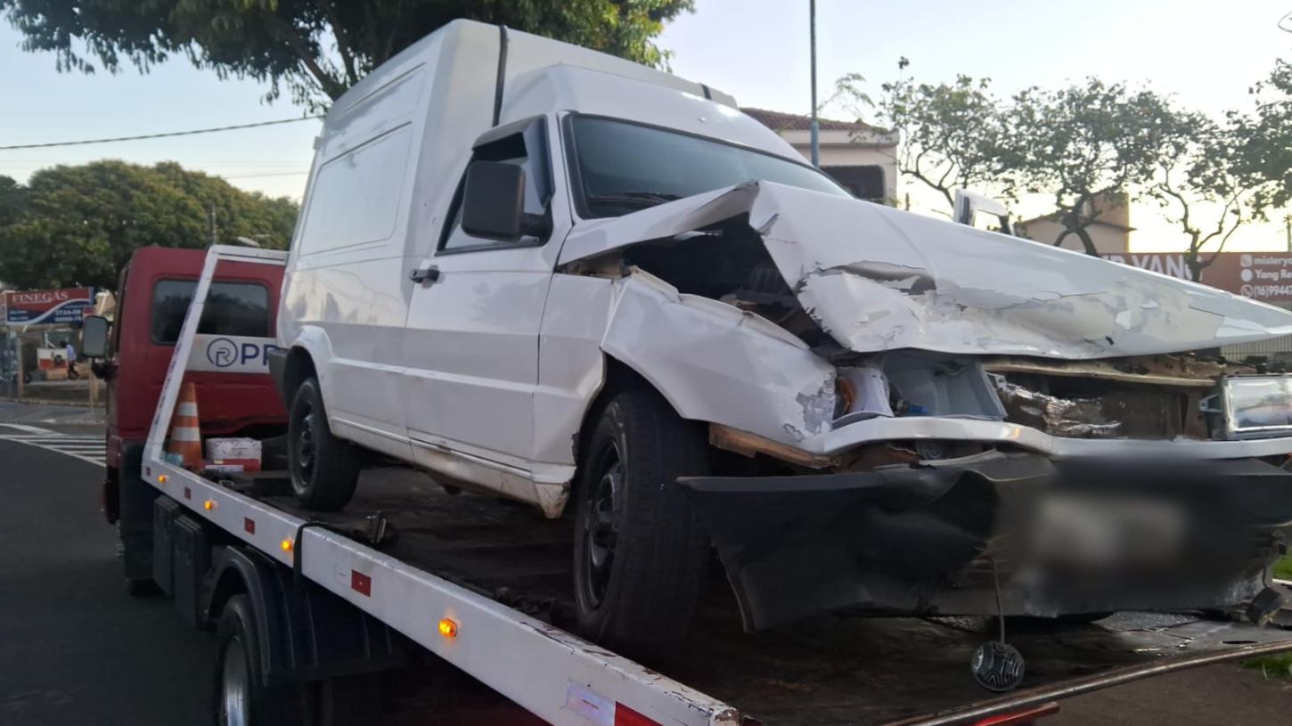 Motorista bate em grade de proteção de córrego na avenida Hélio Palermo