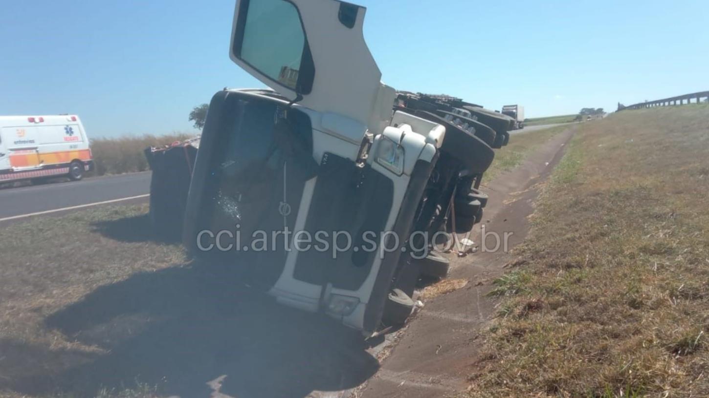 Caminhão tomba em rodovia da região de Franca