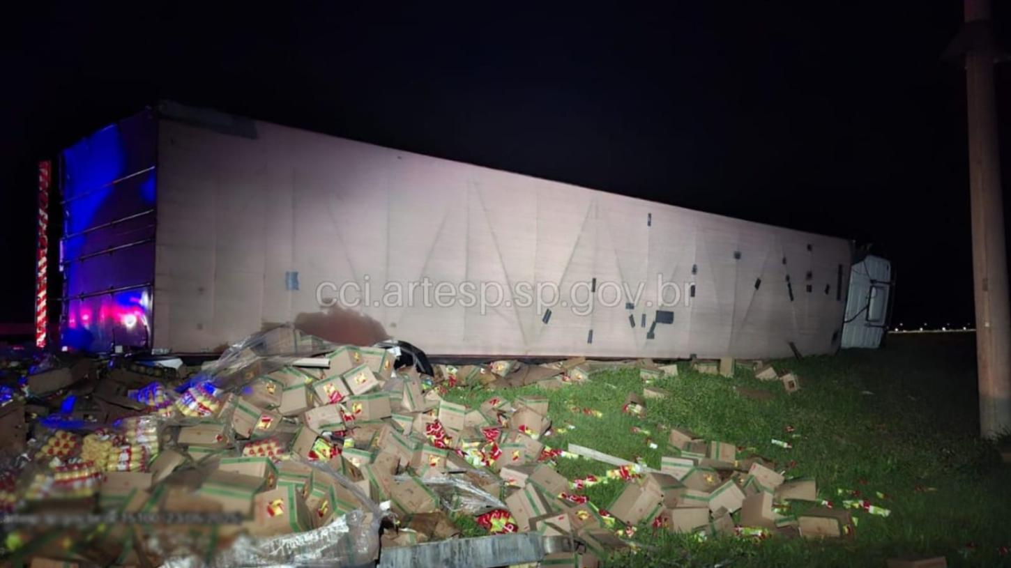 Carreta carregada com 25 toneladas de bebidas tomba em rodovia