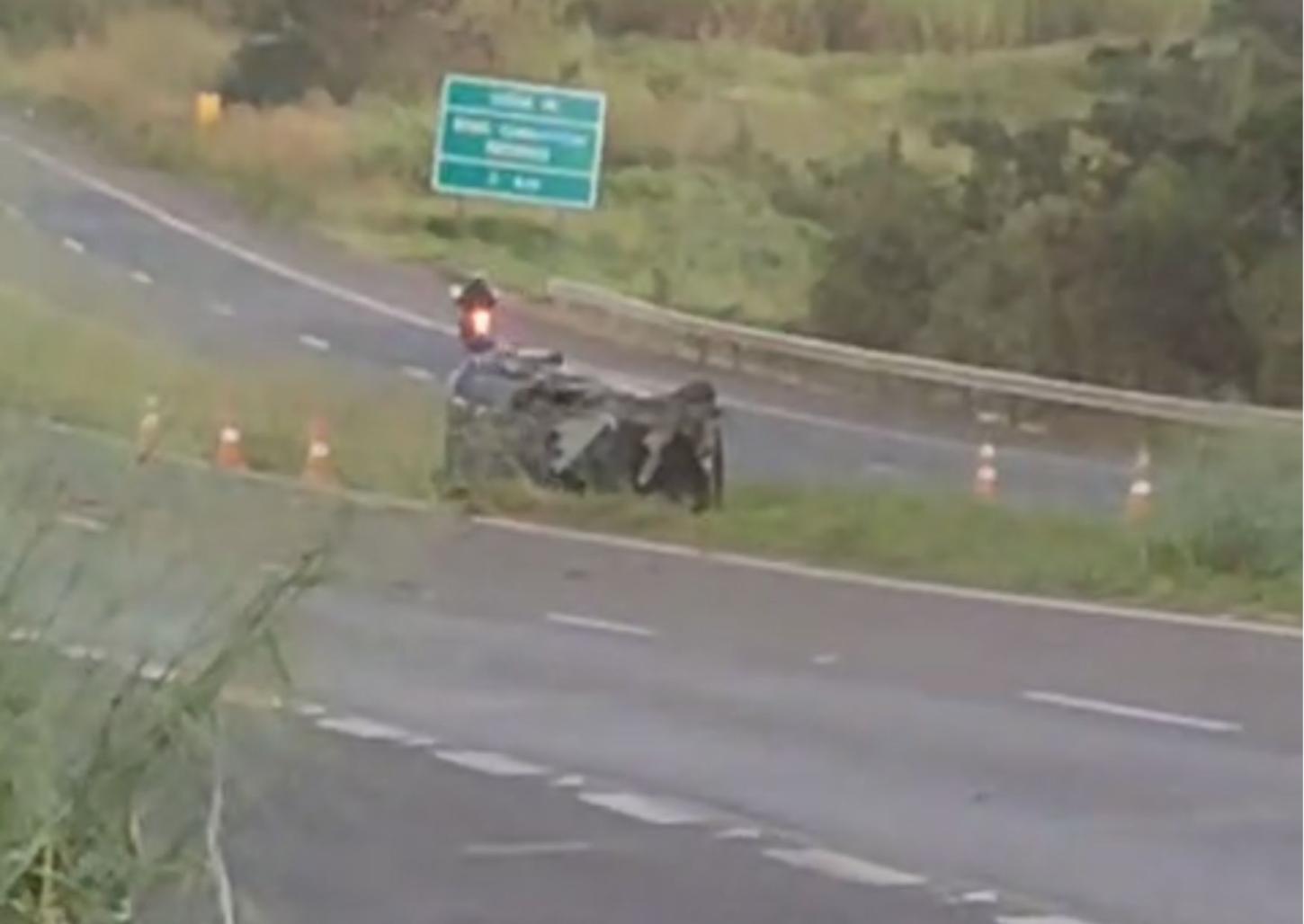 Carro capota após atropelar vaca na rodovia Prefeito Fábio Talarico