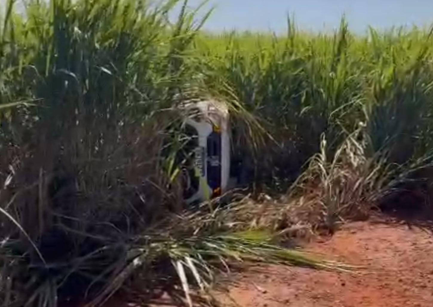 Carro capota na rodovia Jorge Luiz e vai parar em canavial