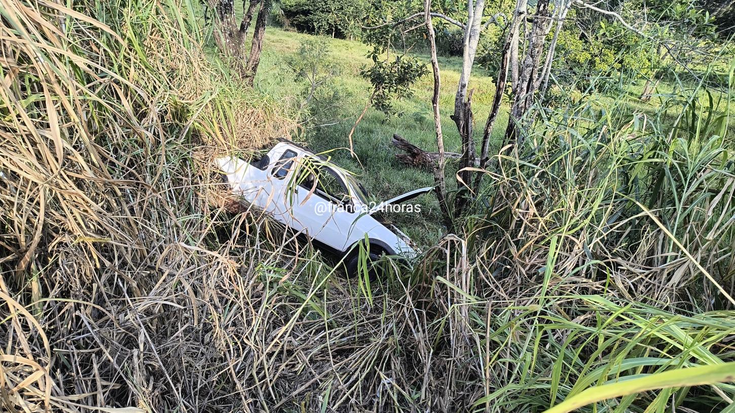 Carro é encontrado em ribanceira na rodovia Presidente Tancredo Neves