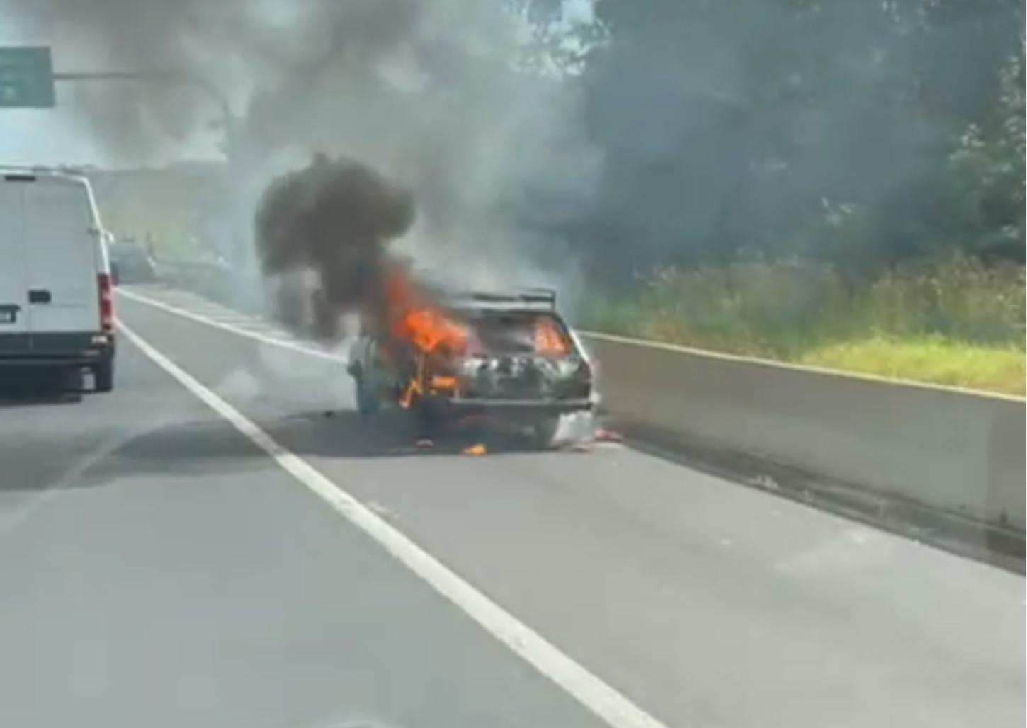 Carro pega fogo na rodovia Engenheiro Ronan Rocha