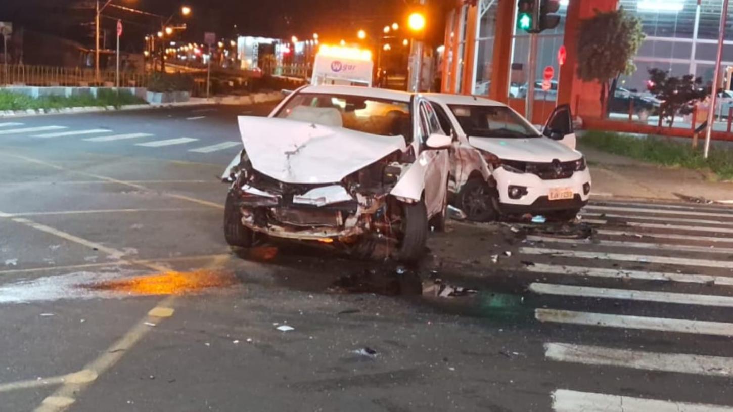 Colisão entre veículos deixa motorista ferida na avenida Champagnat
