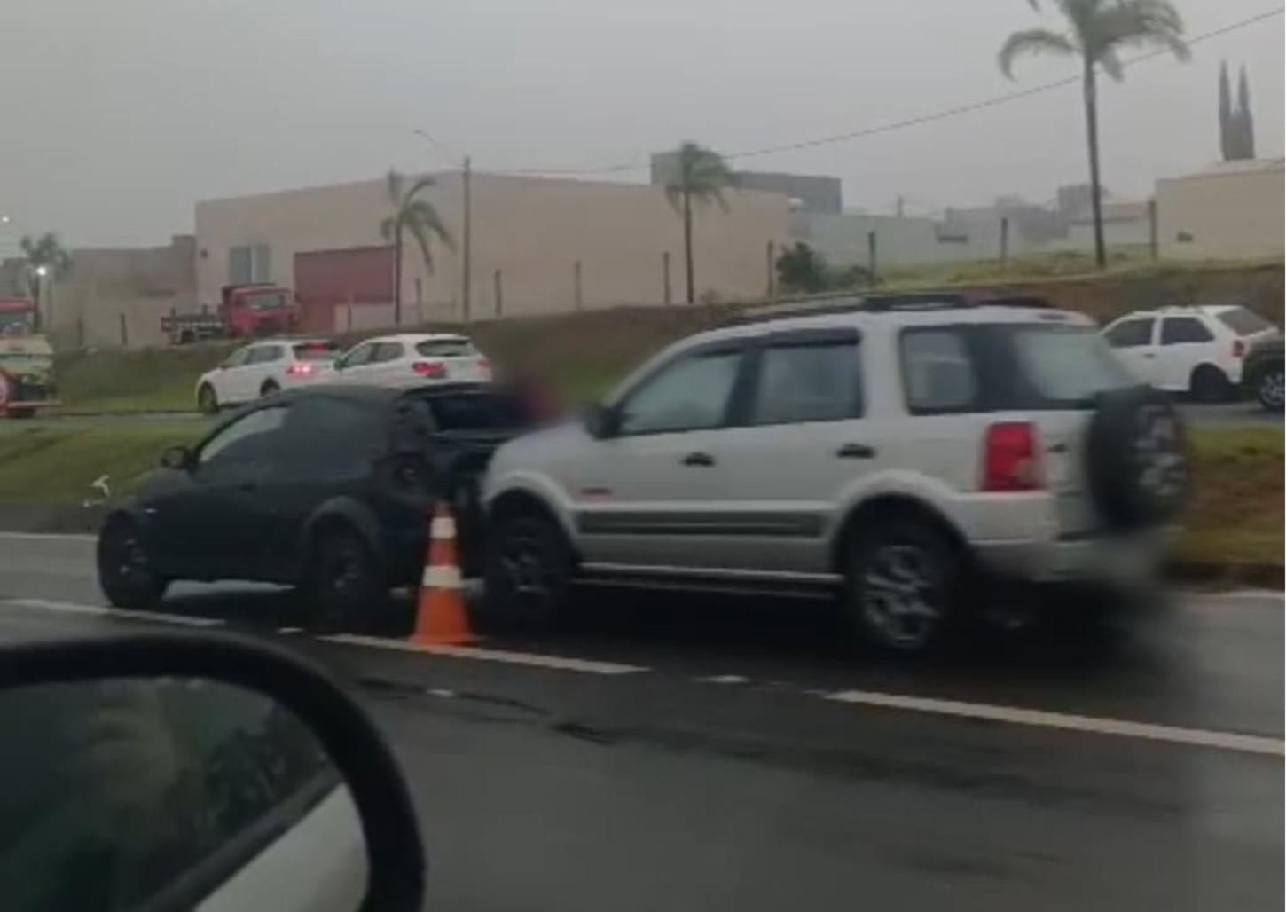 Engavetamento deixa trânsito lento na rodovia Engenheiro Ronan Rocha