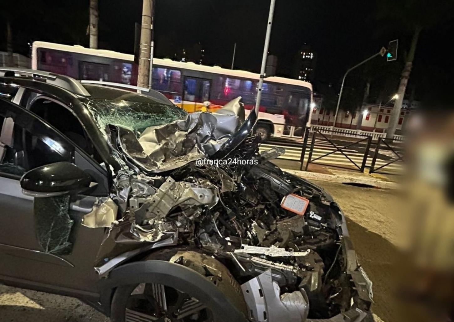 Francano passa mal e bate carro na traseira de ônibus em Ribeirão Preto