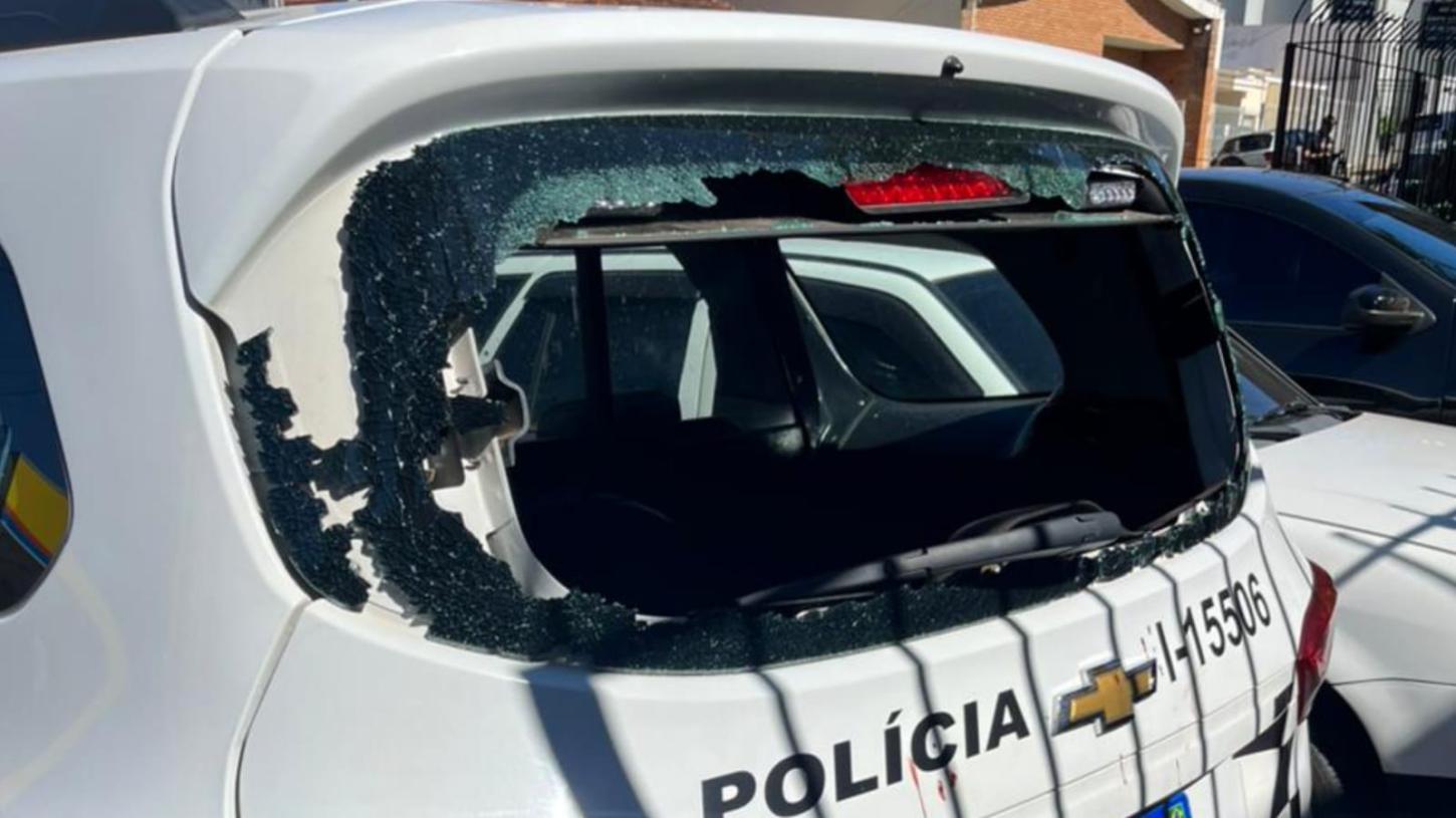 Ladrão tenta furtar residência, quebra vidro de viatura e acaba preso pela PM